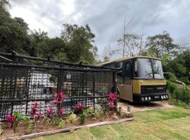 Hospedagem &Ocirc;nibus Gold em Pedra Azul，多明戈斯馬丁斯的豪華帳蓬