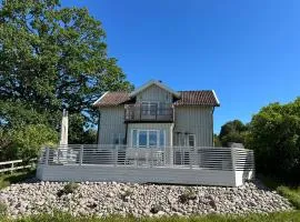 Stuga nära sjö och skog