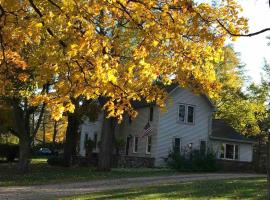 ☆Cherry Farmhouse☆60 Acres☆Central Air☆Fireplace, hotel en Northport