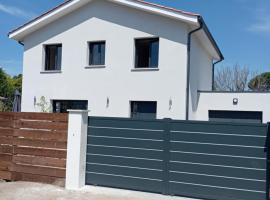 Maison neuve à 7km of Plage de Contis, hotel i Saint-Julien-en-Born