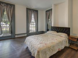 Walk to Dtwn Bath Apt Near Keuka Lake and Wine Trl, hotel en Bath