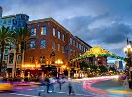 The Daisy Bright 2BR Stay in Downtown San Diego