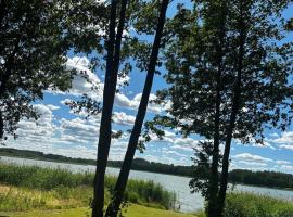 Domek nad jeziorem、Krasnopolのホテル