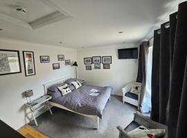 Modern immaculate studio with AC & parking, outside the CAZ