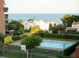 Amplio apartamento familiar con piscina y vistas al mar en Benicàssim