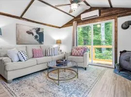 The Heartwood Hideaway-Charming Cabin Getaway-Trails, Creek, and Starry Nights