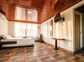 Hospedaje El Kinkaj&uacute; Lodge，瓜維亞雷河畔聖何塞的有停車位的飯店