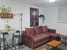 Panda house by the sea, cabana o cottage a Qiryat Yam