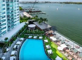 2 King Bed Suite Hotel W Pool, Bay Balcony