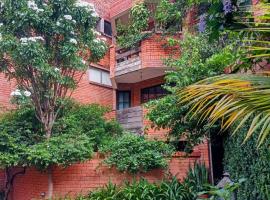 DEPARTAMENTO UNA HABITACIÓN con BALCON La Boheme Garden, pet-friendly hotel in Santa Cruz de la Sierra