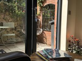 Trevor Street, Hotel in Holywood