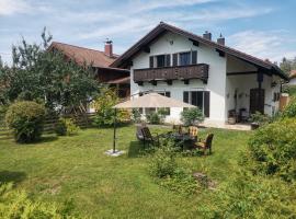 Ferienhaus mit 3 Schlafzimmer in Seenähe โรงแรมในWielenbach
