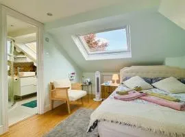 Large Double Room with Private Bathroom West Zone 3 Free Parking