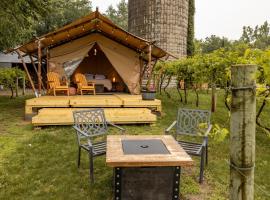 Cozy Wine Country Retreat at Painted Prairie, tented camp en Currie