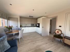 10 mins to Heathrow & 35 mins to LON Waterloo, Hotel in Staines upon Thames