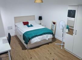 Luxury Kingsize Bedroom with Private Toilet- Central Dartford, hotel din Dartford