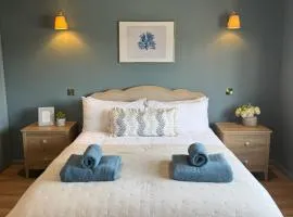 Newly Renovated Spacious 2 Bedroom Flat with Courtyard Garden - Sleeps up to 6!