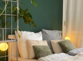 Designerwohnung mit malerischer Terrasse - Modern, Gemütlich & Zentral, hotel in Hochheim am Main