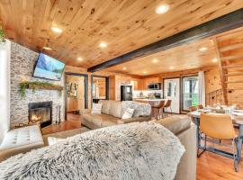 Pop & Granny's cabin with a fire pit hot tub & indoor pool, hotel i Bryant