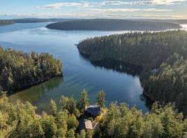 Waterfront Privacy, Hot Tub, Mooring, Gated Estate, hotell i Eastsound