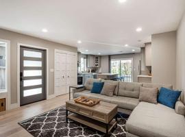 Newly Rebuilt Ultra Clean Designer Home, hotel in Cupertino