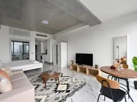 Cozy Bright Studio W Parking, Poolviews! #237