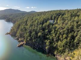 Luxury Waterfront & Views, Private Beach, Golfing, hotell i Eastsound