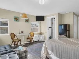 Sunlit Condo Heated Pool across from Beach