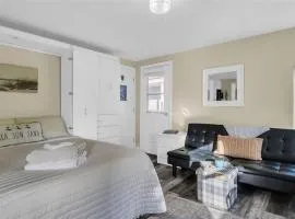 Sunlit Condo Heated Pool across from Beach