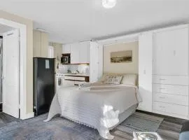 Sunlit Condo Heated Pool across from Beach