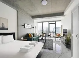 Cool Bright Studio W Parking Poolviews! #238
