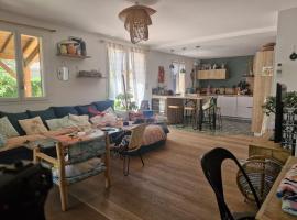 Beautiful villa with pool in Provence, khách sạn ở Sisteron