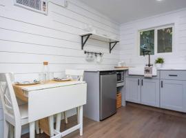 Private Escape! Tiny home style, hotel em Camas