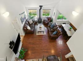 Coastal Place - BEST location in Downtown!, hotel v destinácii Anchorage