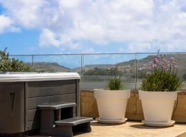 ROOFTOP HIDEAWAY, JACUZZI, BBQ & PETss, hotel s vířivkou v destinaci Għarb