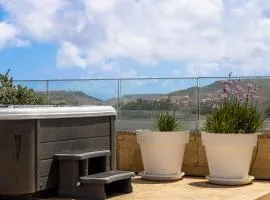 Jacuzzi Penthouse and Pet-Friendly