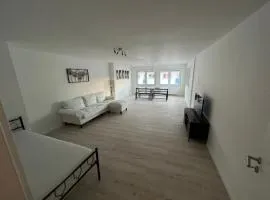 Monteurwohnung mit Balkon und 4-Zimmern