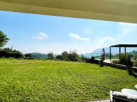 Loft with garden city view and garage, Hotel in Braşov