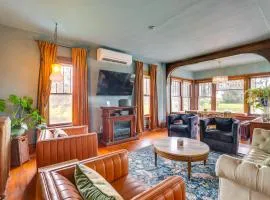 Group Getaway Luxe Farmhouse in Mt Horeb!
