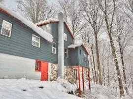 Holiday-decorated 'treehouse' W Hot Tub, Fire Pit