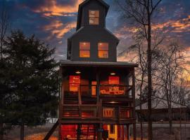 Cabin in the Sky with an outdoor kitchen, hotel i Bryant