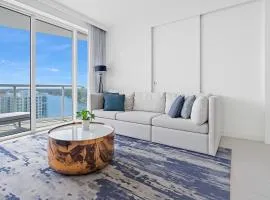 Luxury Corner 1 BR W Residence with Fantastic Intercoastal Views, Pool & Hot tub