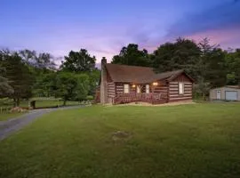 Riverfront Log Cabin Hot Tub, Mtn Views & Hottub