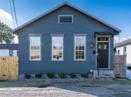 Charming Uptown Stay Private Yard