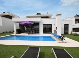 Holiday Home Nazaré Beach for Surfing, hotel en Famalicão