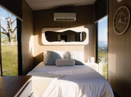 Honeysuckle Double View 1 by Tiny Away, khu glamping ở Adjungbilly