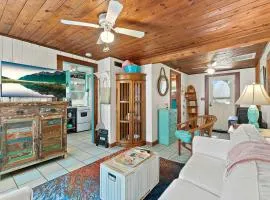 Beachcomber Oasis l 1930s Cottage l 1 min to Beach