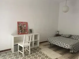 Habitación grande con balcón y mucha luz