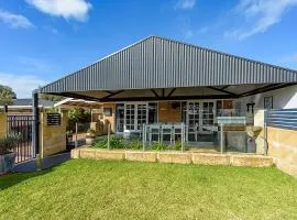 Sea Renity On Earnshaw 3BR Beachside Bliss