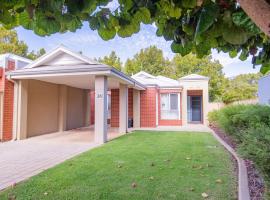 Sea Breeze Family Retreat at Cape View Resort, hotel in Broadwater